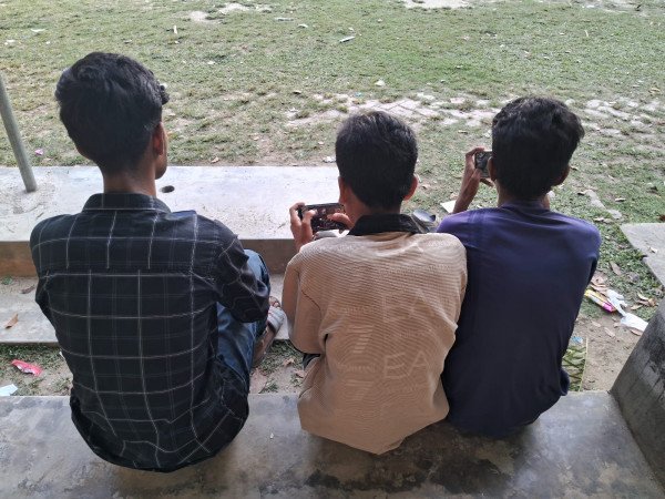 কৈশোর এখন ফ্রি ফায়ারে আসক্ত