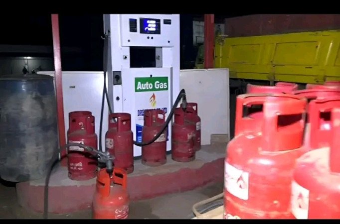 গ্যাস সংকটে ঘরে ঘরে ‘টাইম বোমা’: এলপিজি না পেয়ে ঝুঁকিপূর্ণ জ্বালানির ব্যবহার