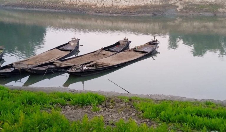 ধোপাযান নদী থেকে বালুভর্তি তিনটি নৌকা জব্দ করেছে পুলিশ