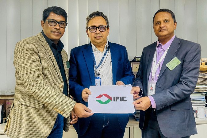 বাংলাদেশ ব্যাংকে স্টার্টআপ ফান্ডের চেক হস্তান্তর করলো আইএফআইসি ব্যাংক