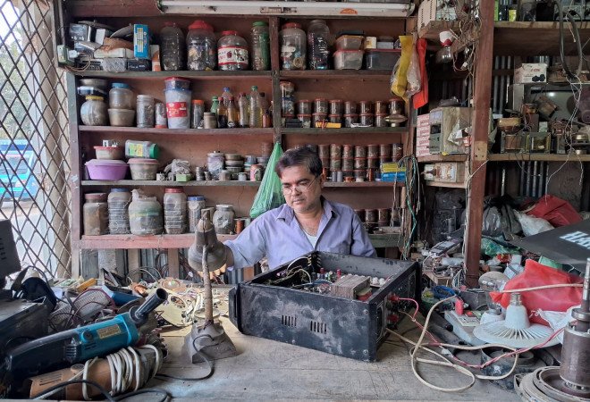 রেডিও থেকে রঙিন টিভি, বদলেছেন নিজেকে; স্মার্টফোনে দিশেহারা জাকির মেকার