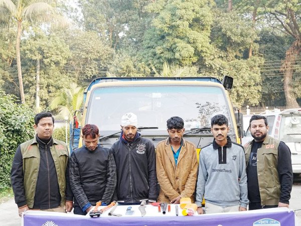 কুমিল্লায় আন্তঃজেলা গরু ডাকাত চক্রের ৮ সদস্য গ্রেফতার, বিপুল পরিমান অস্ত্র ও গরু উদ্ধার