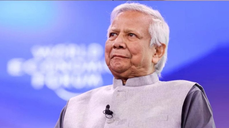 লাল পাসপোর্ট হস্তান্তর করেছেন ড. ইউনূস