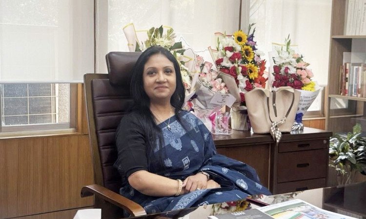 বাবার চেয়ারে বসে আবেগী পোস্ট প্রতিমন্ত্রী ফারজানা শারমিনের